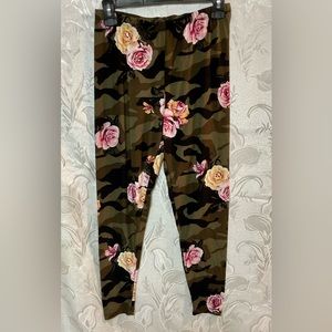 One Step Up Camo & Rose Leggings